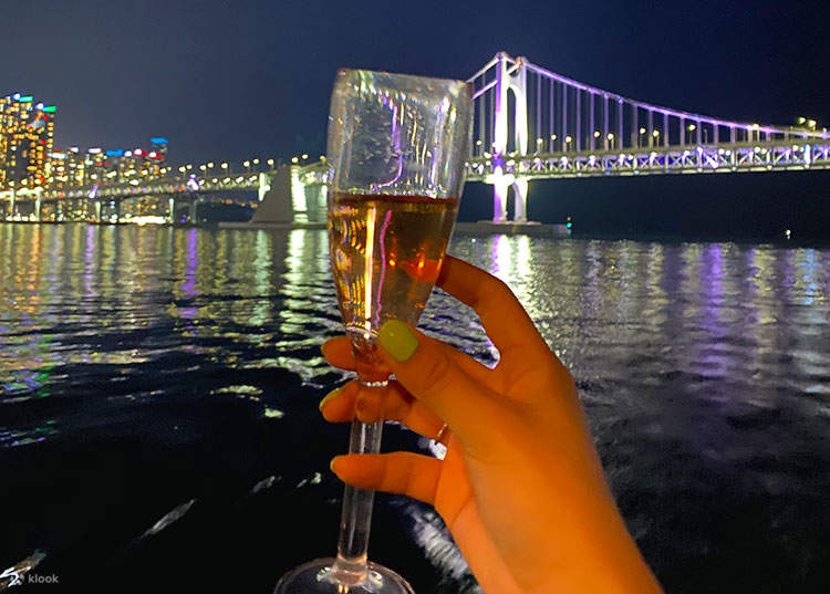 Während der Nachtansichtstour wird ein Feuerwerk von der Jacht aus veranstaltet. Verpassen Sie nicht die Gelegenheit, ein funkelndes Feuerwerk vor Ihren Augen zu sehen!