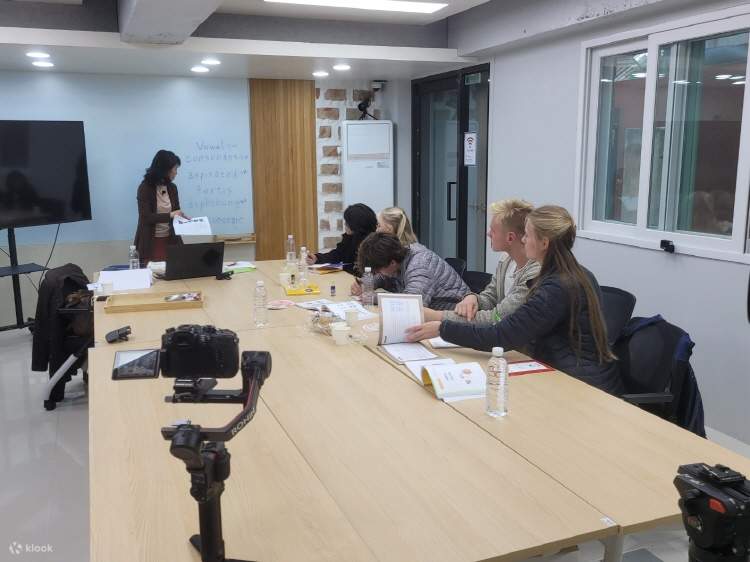 Haerang Keum, poète coréen professionnel et expert en langue coréenne qui a étudié la langue, la culture et l'histoire coréennes pendant longtemps, vous enseignera le hangeul directement.