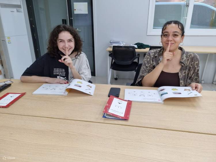 Mit Haerangs Koreanisch können Sie sich die Konsonanten und Vokale, aus denen Hangul besteht, leicht einprägen. Mit Haerang Keums Spezialprogramm können Sie in nur 2 Stunden grundlegendes Hangul lesen.