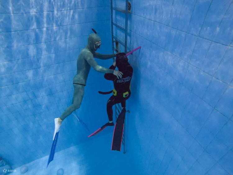 Con le lezioni di apnea, potrai rimanere in mare a lungo indossando solo gli occhialini, come un vero subacqueo! Ti senti spaventato? Non preoccuparti. Un istruttore professionista sarà con te in ogni fase del percorso. 