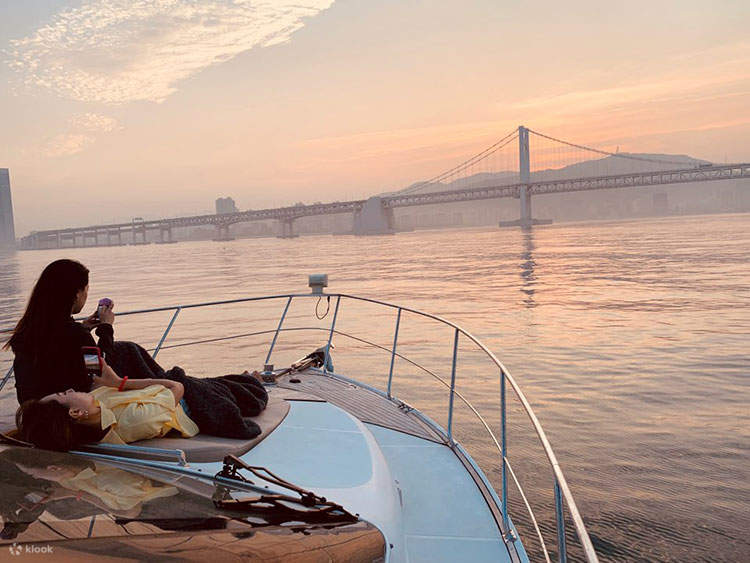 ¡Pasa un rato relajante con tus amigos, pareja y familia en la playa de Busan!