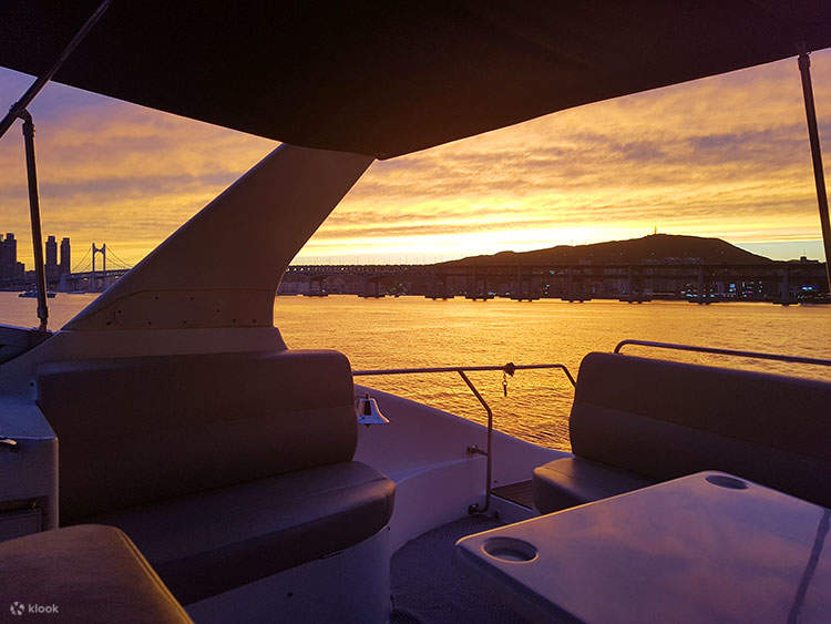 ¡Tour popular al atardecer! Deléitese con la hermosa vista del atardecer de Corea en el mar.