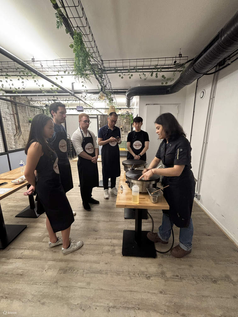 专业法式糕点师现场示范 Crêpe 制作技巧，近距离教学，亲切易懂。