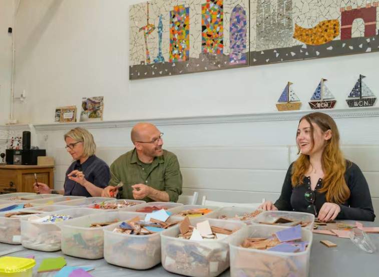 Trencadis Mosaic Class in Barcelona