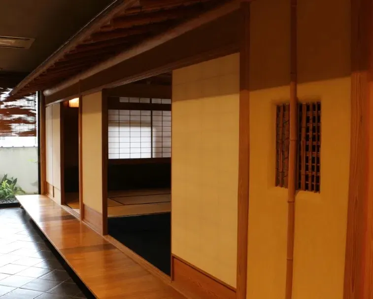 在历史悠久的商店体验广岛茶道和和果子品尝