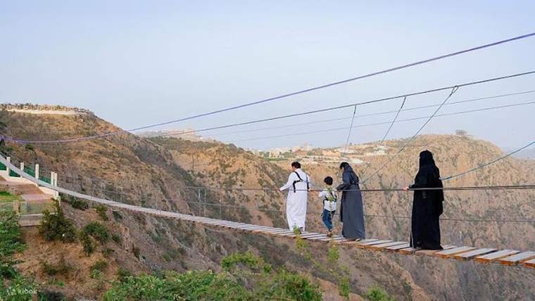 เดินเล่นท่ามกลางหมู่เมฆแห่งอัล-บาฮา