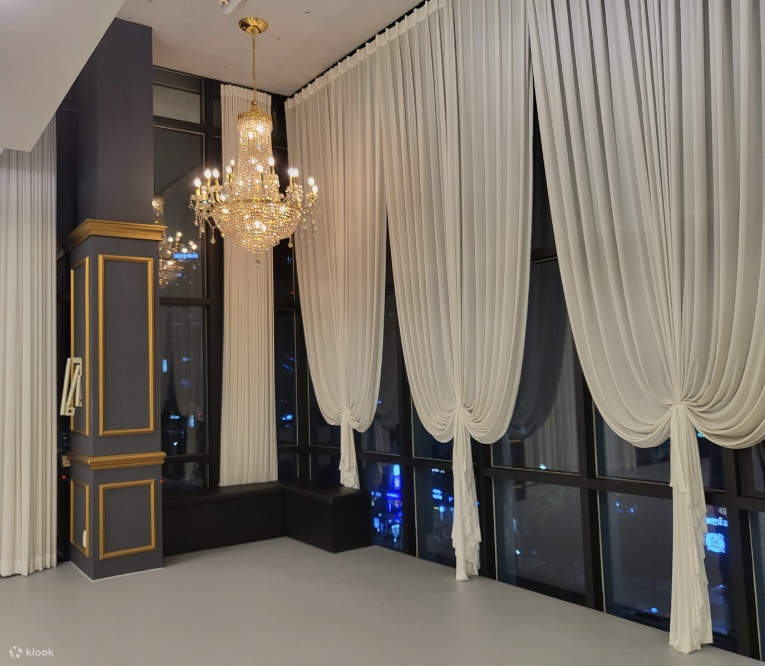 넓고 우아하게 디자인된 공간을 만나보세요.