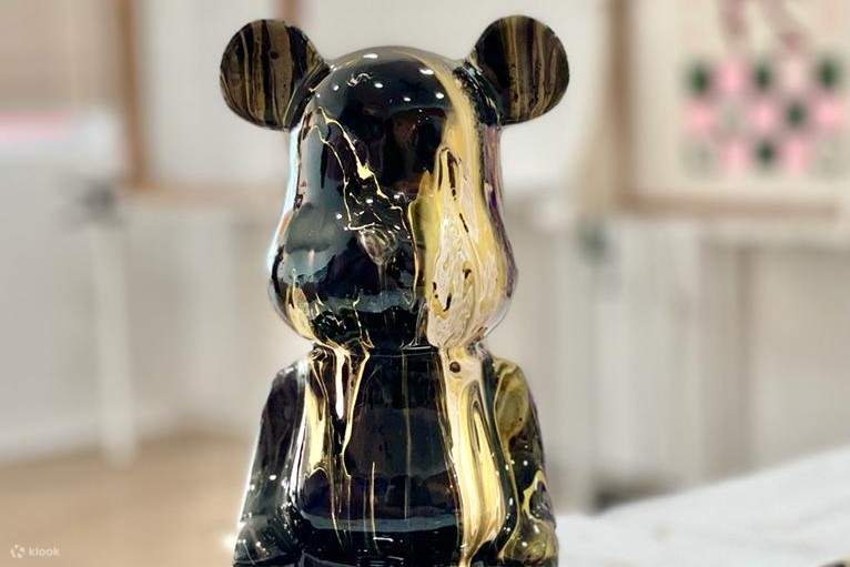 マラッカの The Moment Studio による Fluid Pouring Kaws または Bear