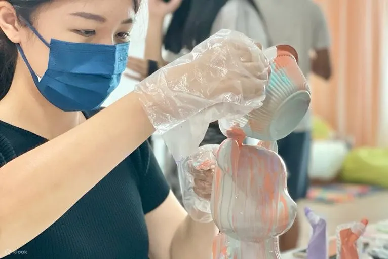 将液体倒入熊砖