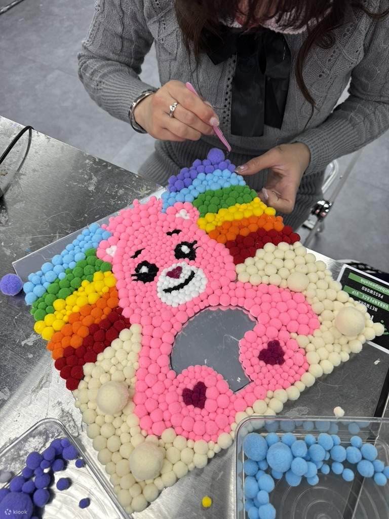 URBANPEACE - Lukisan Pom Pom｜Cermin Pom Pom｜Kwun Tong