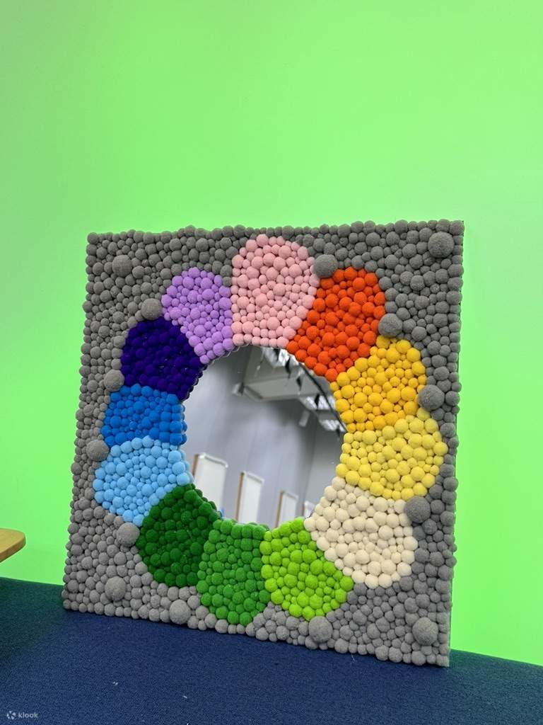 URBANPEACE - Lukisan Pom Pom｜Cermin Pom Pom｜Kwun Tong