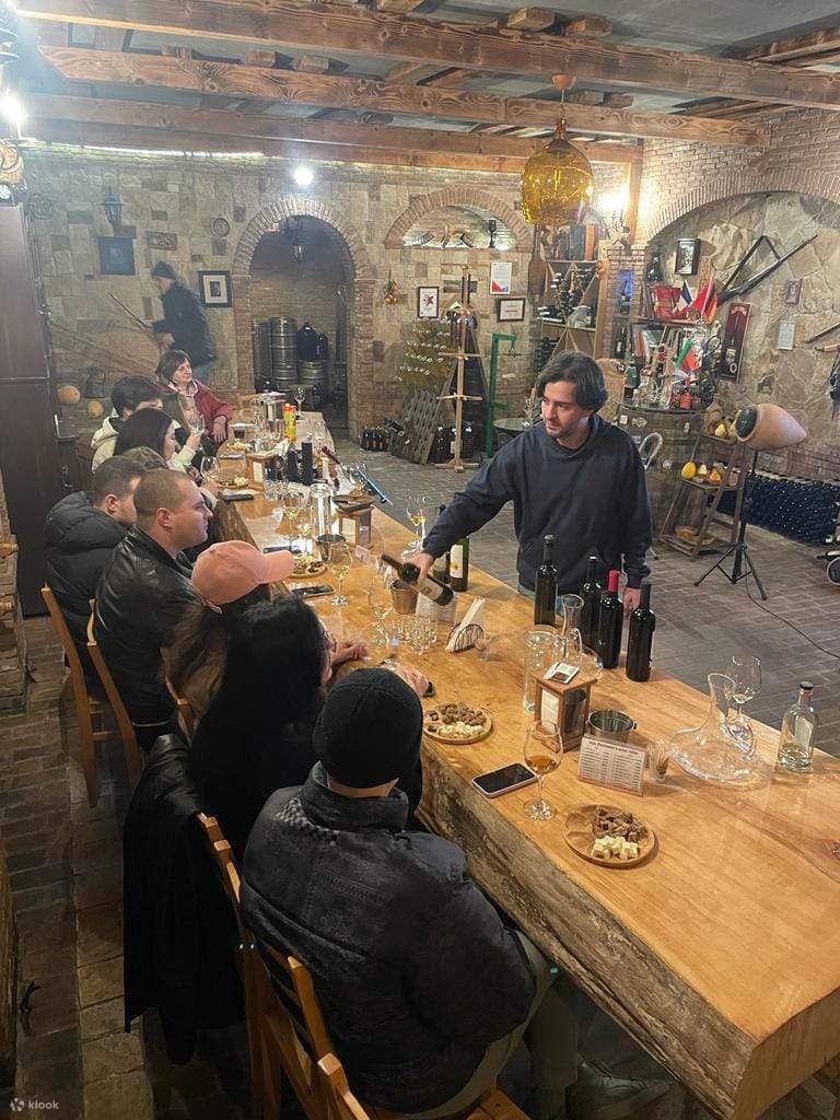 ชิมไวน์จอร์เจียที่ห้องเก็บไวน์ท้องถิ่นในบาตูมี