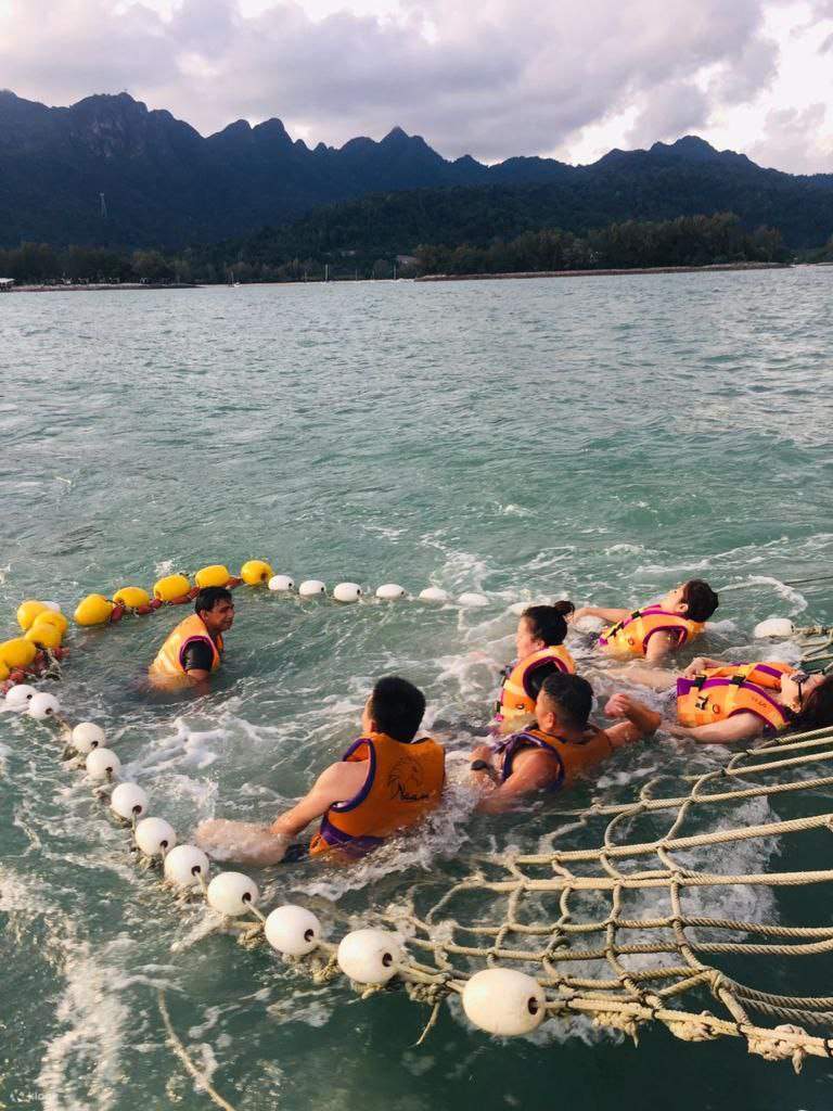 ล่องเรือชมพระอาทิตย์ตกดิน พร้อมกิจกรรมบานาน่าโบ๊ท/พายเรือคายัค ที่ลังกาวี