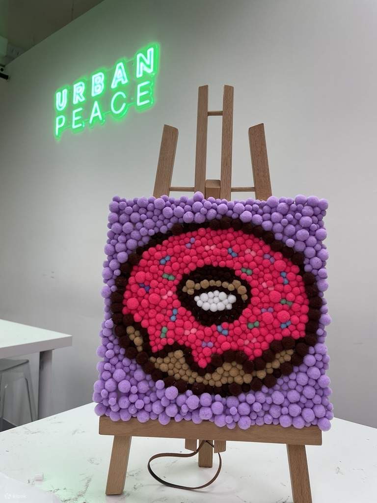 URBANPEACE - Lukisan Pom Pom｜Cermin Pom Pom｜Kwun Tong