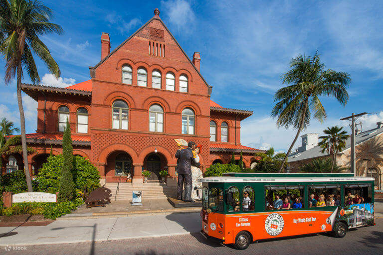 Trolley de la vieille ville devant le Key West Museum