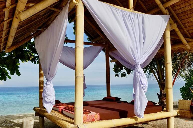 chòi trên bãi biển có giường