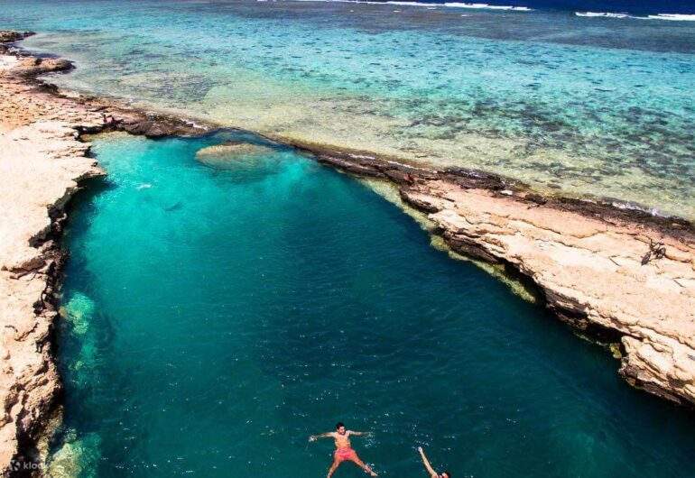 Позвольте себе момент расслабления и умиротворения на озере Аль-Низак, известном своей чистой водой и уникальными впечатлениями.