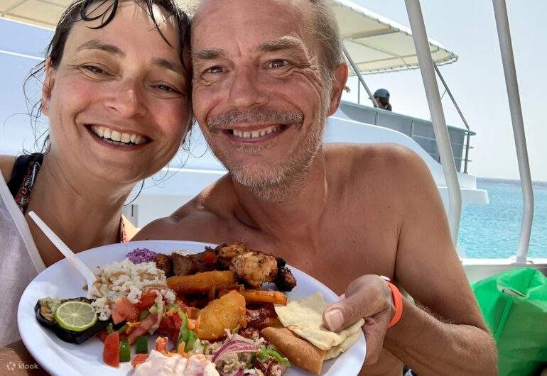 Nikmati hidangan lazat di atas kapal, rehat yang sempurna antara pengembaraan snorkeling