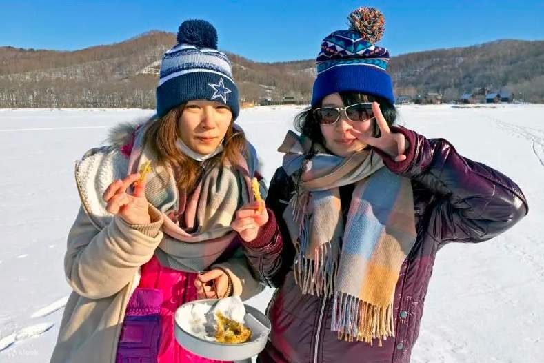 튀김과 함께 사진을 찍는 두 여자