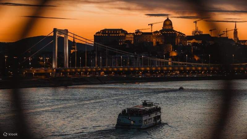 ดื่มด่ำกับทัศนียภาพอันน่าทึ่งริมแม่น้ำดานูบ (Danube River) ในช่วงเวลาที่ท้องฟ้าแต่งแต้มด้วยสีส้มสวยงาม