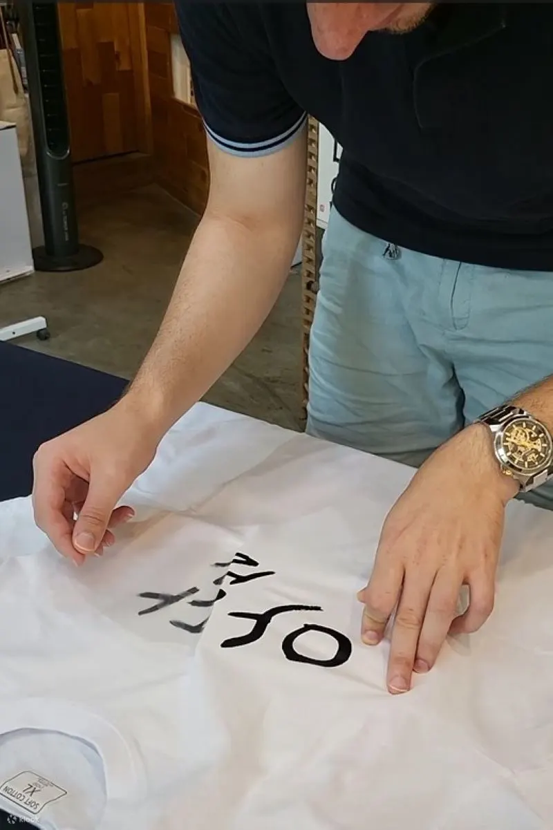 在首尔仁寺洞用韩文制作一件印有你名字的 T 恤