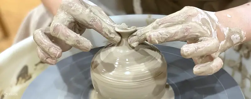 在陶轮上工作