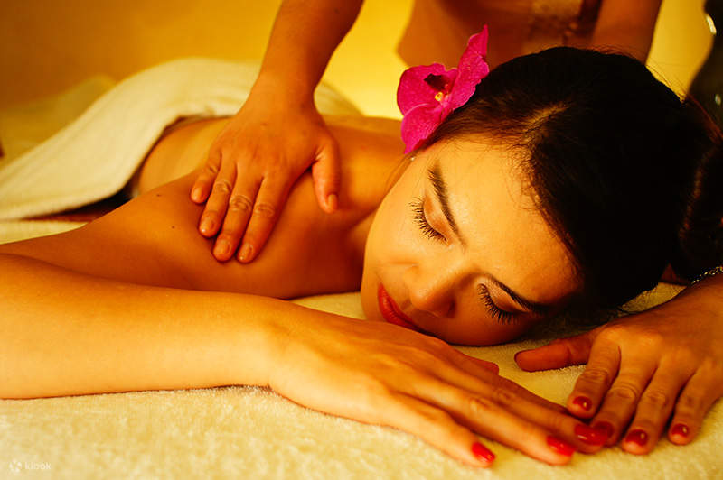 seorang wanita sedang menikmati spa