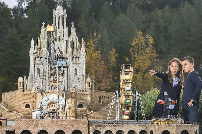 Kinder im Miniaturmuseum