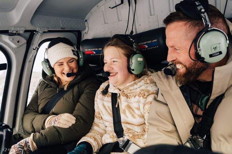 スリリングなヘリコプター遊覧飛行で、きらめく氷瀑に驚嘆