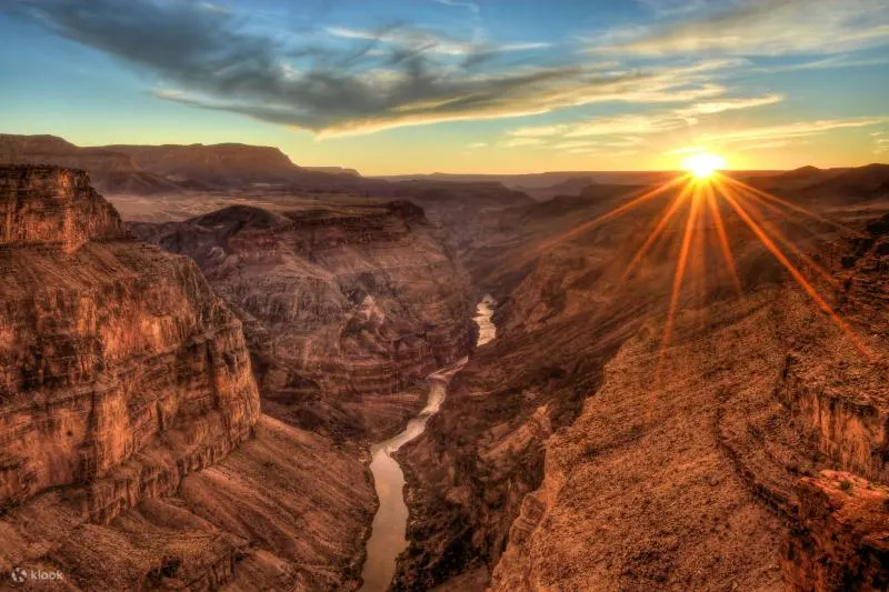 Chứng kiến vẻ đẹp ngoạn mục của Grand Canyon, được hình thành hơn 17 triệu năm trước bởi Sông Colorado cắt qua các lớp đá và trầm tích, đồng thời nâng cao dần Cao nguyên Colorado.