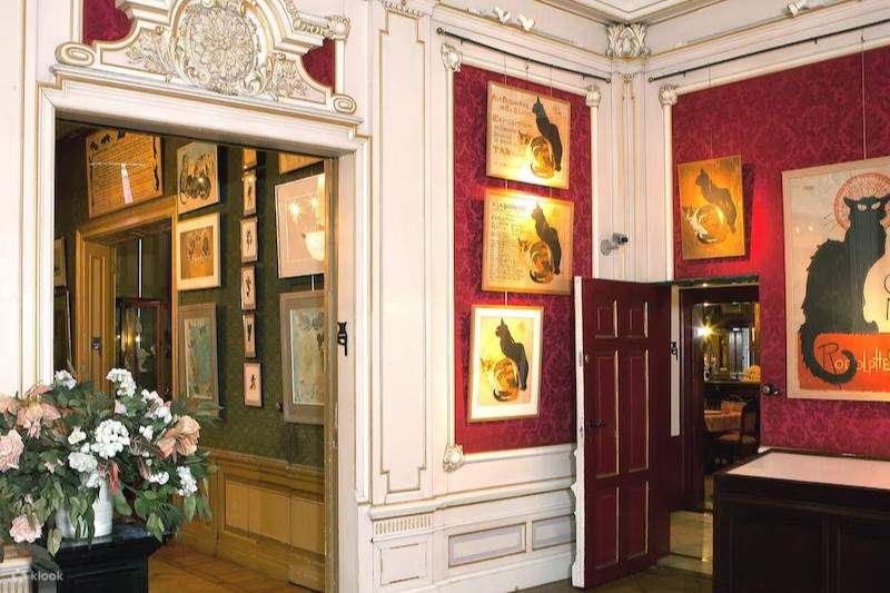 Kemasukan ke The Cat Cabinet