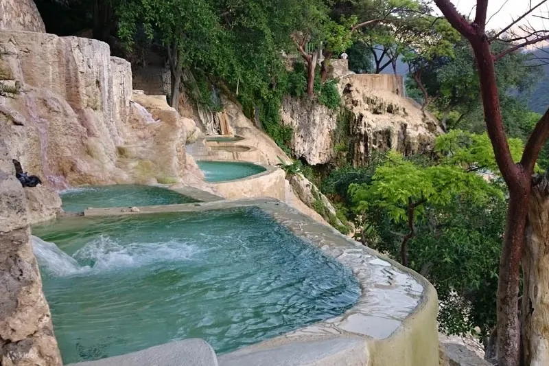 在天然温泉中放松身心，同时欣赏令人叹为观止的峡谷景色