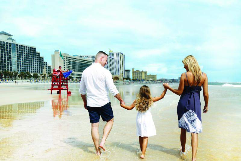 Promenez-vous le long du littoral immaculé de Daytona Beach et créez des souvenirs de famille inoubliables dans ce paradis