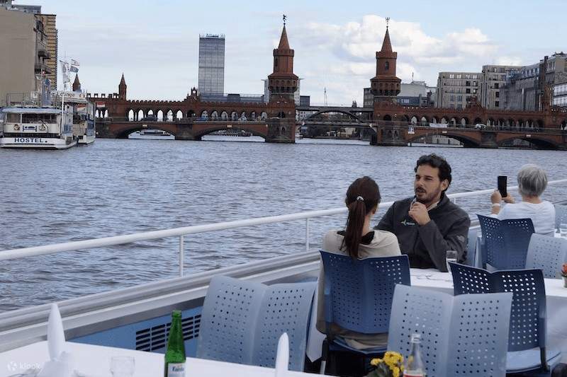 Dinner-Sightseeing-Bootsfahrt in Berlin