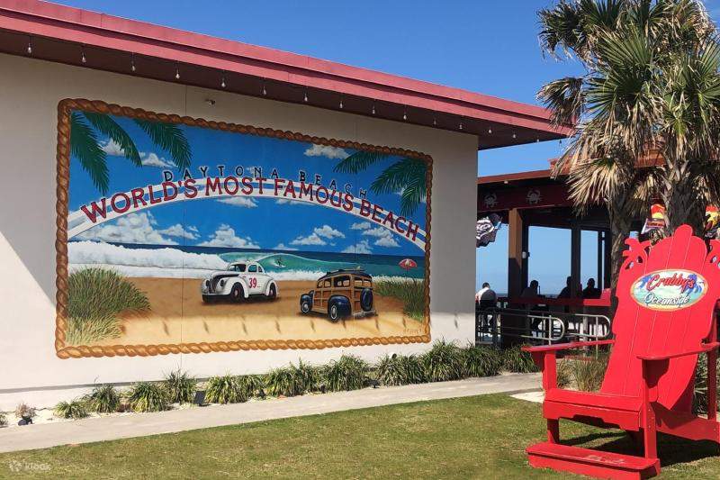 Kagumi kesenian yang mempesonakan di Daytona Beach dengan muralnya yang menawan