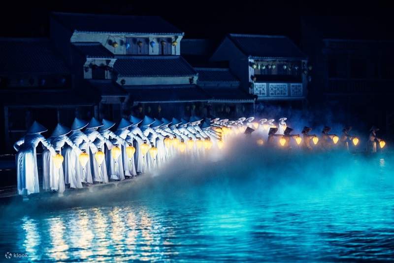 沉浸式體驗越南規模最大的藝術表演，數百名表演者將佔領戶外舞台，絕對讓您驚豔萬分