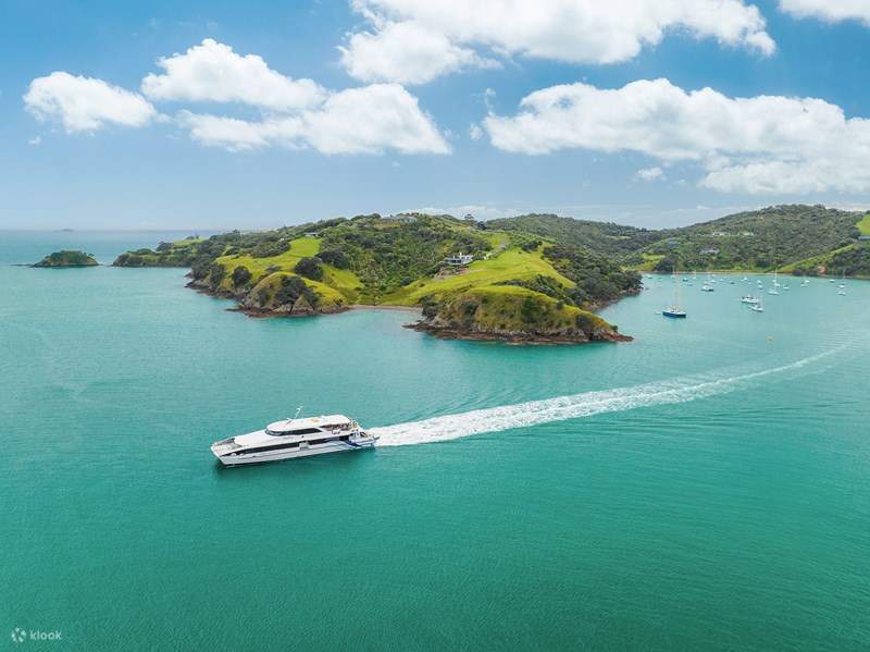 catamarano Fullers con Auckland sullo sfondo