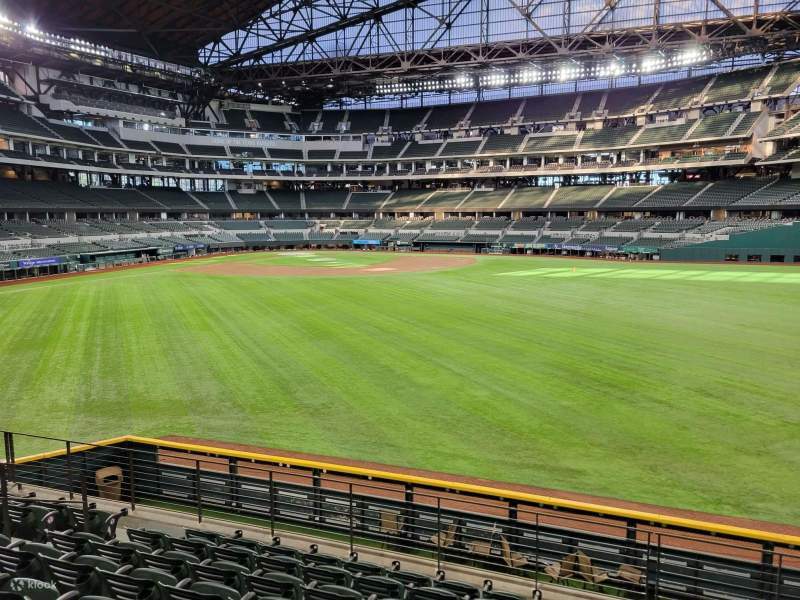 I posti a sedere esterni offrono un'atmosfera vivace e una splendida vista sui momenti drammatici dei fuoricampo.