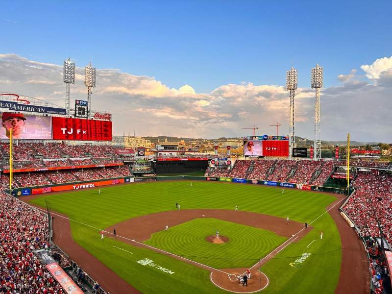 Les sièges des niveaux intermédiaires offrent un équilibre parfait entre d'excellents angles de vue, un grand confort et une vue panoramique sur l'ensemble du terrain.