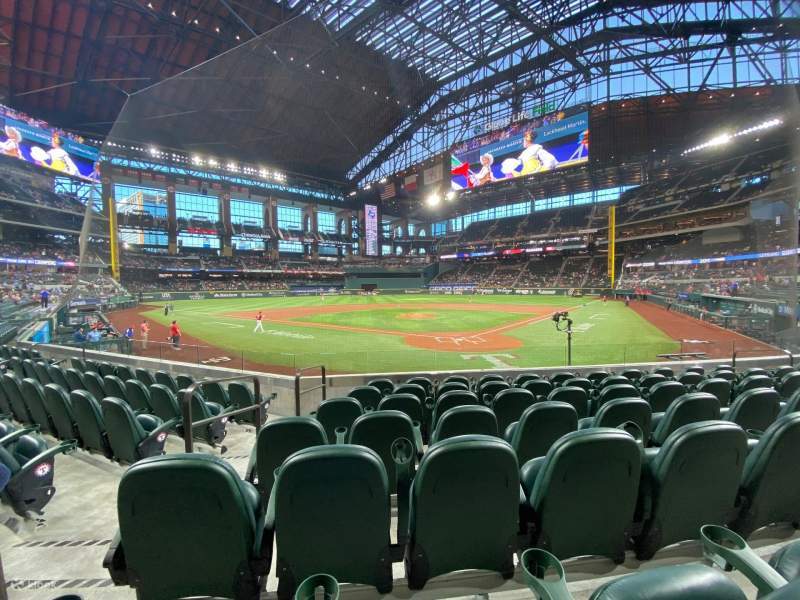 I posti a sedere nella zona Lower Baseline avvicinano i tifosi all'azione, offrendo un'esperienza coinvolgente nel campo da baseball.