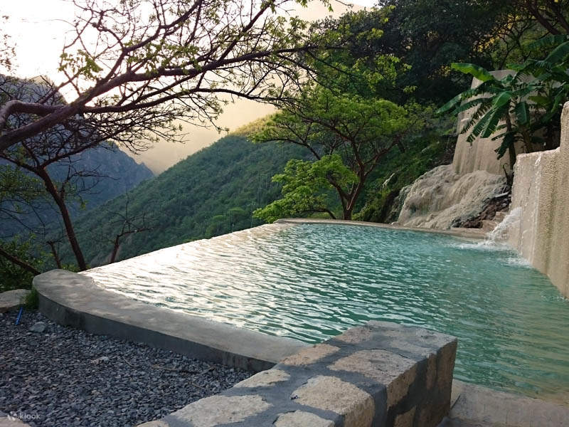 Thư giãn trong suối nước nóng tự nhiên và ngắm nhìn cảnh quan hẻm núi tuyệt đẹp