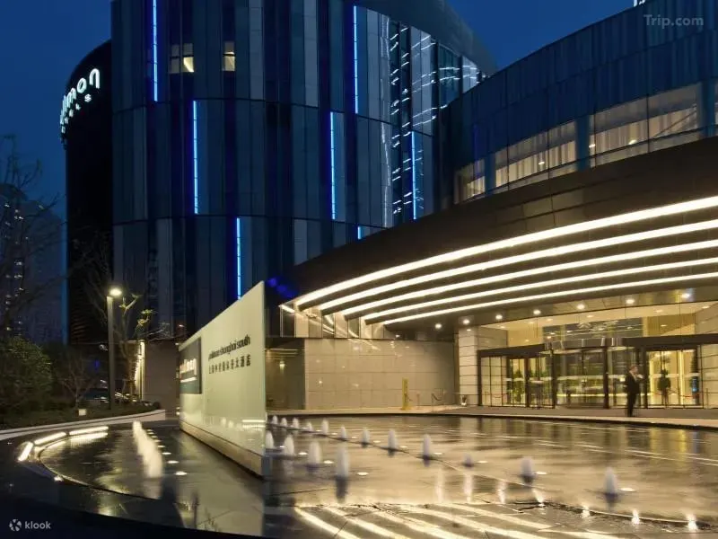 酒店外围夜景展示图