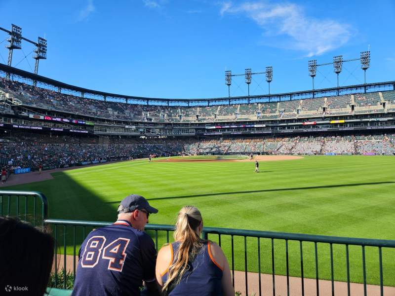Les places dans le champ extérieur offrent une ambiance animée et une vue imprenable sur les moments spectaculaires de coups de circuit.