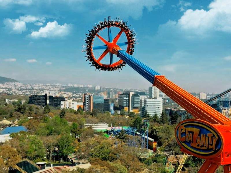 自由旋转的座椅可以克服重力，带来全新层次的刺激！