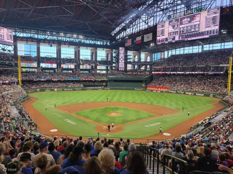 I posti a sedere nei livelli intermedi offrono un ottimo equilibrio tra angolazione e comfort, con ampie vedute sull'intero campo.