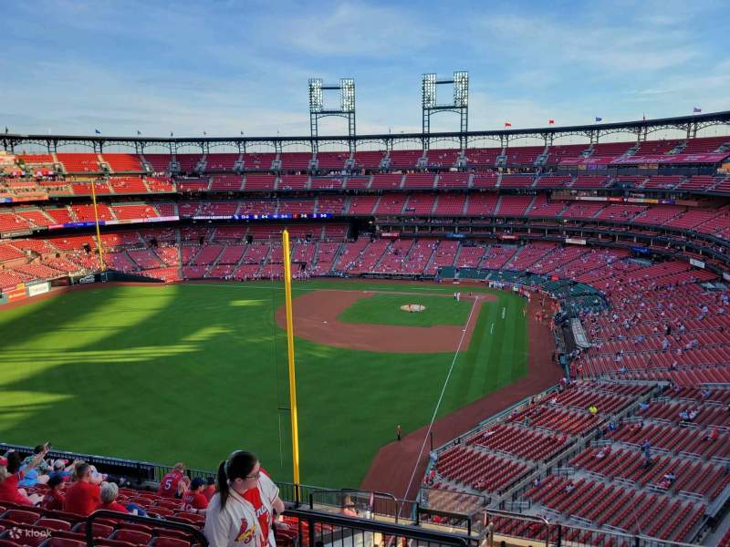 Tempat duduk luar padang menawarkan pemandangan 360 darjah padang, untuk merakam setiap detik permainan