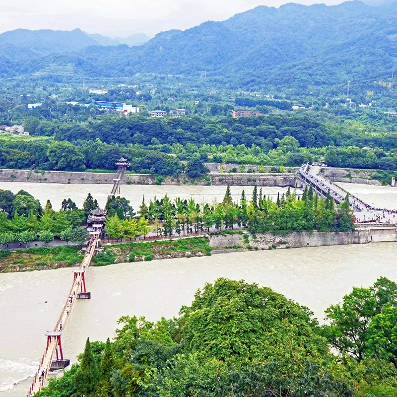 一千八百多年前，道教创始人张陵看中了青城山的碧绿清幽，决定在此修炼道法。青城山的香火愈来愈盛，但道家修建的观宇与亭阁始终深藏于密林之间，与四周的山林岩泉融为一体。