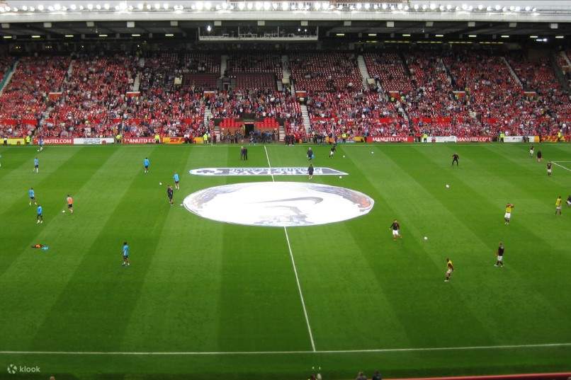 футбольные игроки на поле