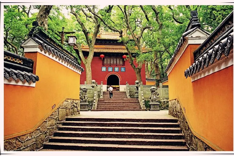 普陀山为浙江舟山市著名人文景点，亦是中国四大佛教名山之一