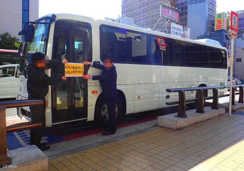 蟹道乐道顿堀东店前的 USJ 接驳巴士